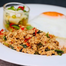 กระเพราหมูสับไข่ดาวข้าวสวยหอมมะลิ