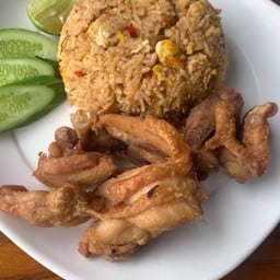 ข้าวผัดต้มยำไก่ทอดน้ำปลา
