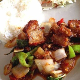 ข้าวราดผัดพริกเผาหมูกรอบ