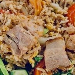 ข้าวผัดหมูกรอบ