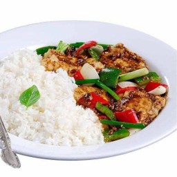 ข้าวราดปลากระพงผัดพริกไทยดำ