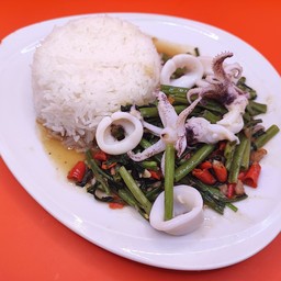 ผัดผักบุ้งปลาหมึก