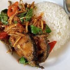 ข้าวราดผัดฉ่าปลาดุก