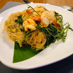 เส้นหมี่ผัดกระเฉดกุ้ง