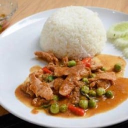 ผัดพริกแกงราดข้าว(กุ้ง, ปลาหมึก, รวมมิตร)