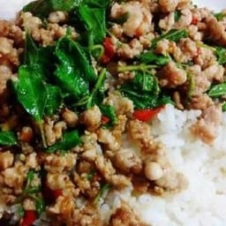 ผัดกระเพราราดข้าว(กุ้ง,ปลาหมึก,รวมมิตร)