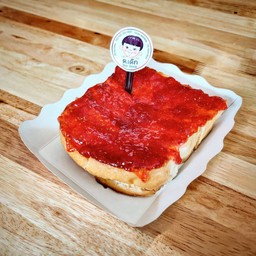 ปังปิ้งเนยแยมสตอเบอรี่ - Toast with butter and strawberry jam.
