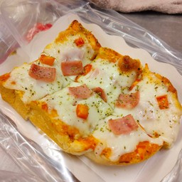 สั่งพิซซ่าหน้าแฮม&ชีส - Pizza toast with ham & cheese.