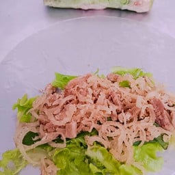 แป้งเวียดนามใส่ไส้ด้วยผักต่างๆกับหนังหมูและหมูคลุกกับข้าวคั่วหอมๆ