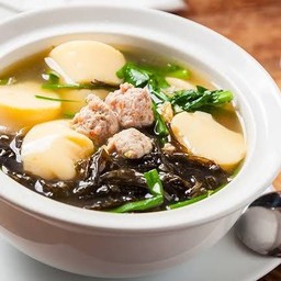 แกงจืดเต้าหู้สาหร่ายหมูสับ