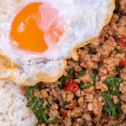 ข้าวหมูกะเพรา หมูสับ ใส่  ไข่ดาว