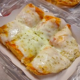 ปังพิซซ่าหน้าชีส - Pizza toast with only cheese.