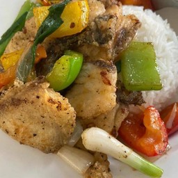 ข้าวราดปลากระพงผัดพริกไทยดำ
