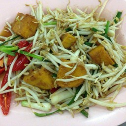 ผัดถั่วงอกใส่เต้าหู้ไข่