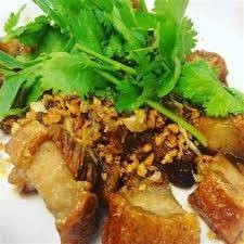 หมูกรอบทอดกระเทียม