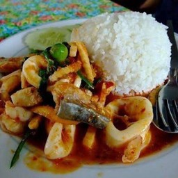 ข้าวราดผัดพริกแกงทะเล