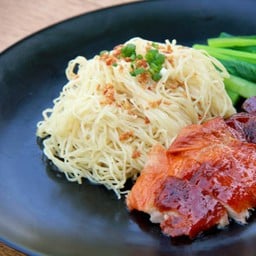 บะหมี่รวม 3 อย่างหมูกรอบ หมูแดง เป็ดย่าง