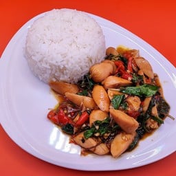 กะเพราไส้กรอกไก่หนังกรอบ