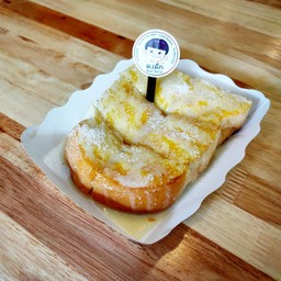 ปังปิ้งเนยนมน้ำตาล - Toast with butter, sweet condensed milk and sugar.