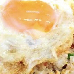 ข้าวผัด หมู ใส่. ไข่ดาว