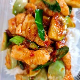 ข้าวราดปลากระพงผัดพริกแกง