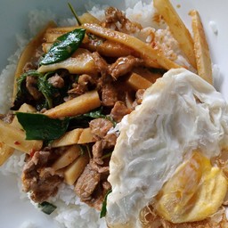 ผัดพริกแกงเนื้อหน่อไม้ไข่ดาว