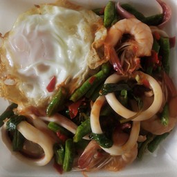 ผัดกระเพากุ้งปลาหมึก ราดข้าว