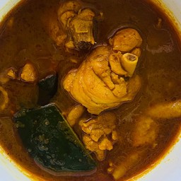 ฟรี !! ข้าวหอมมะลิ + แกงคั่วพริกไก่ใบยี่หร่า น้ำคลุกคลิก + ผักสด
