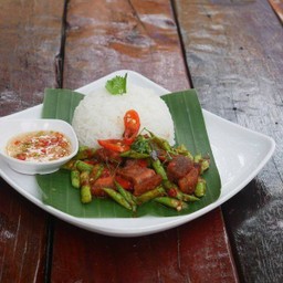 ผัดพริกแกง หมูกรอป ราดข้าว