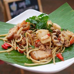 สปาเก็ตตี้ กระเพรา ทะเล หมูกรอบ