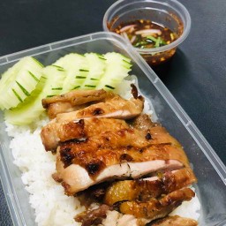 ข้าวเหนียวหมูปิ้งไก่ปิ้งจ้า