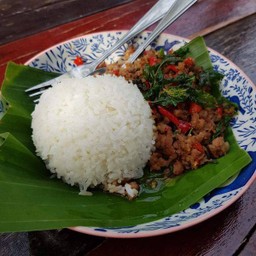 กระเพรา หมู ราดข้าว