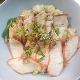 เกี๊ยวหมูแดง หมูกรอบ