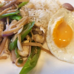 ข้าวราดไก่ผัดขิง