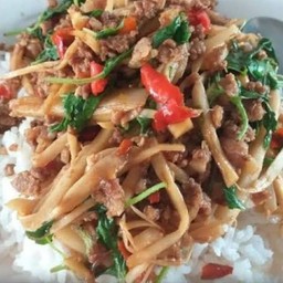 ผัดกระเพราหน่อไม้หมูสับไข่ดาวราดข้าว