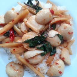 ข้าวกะเพราลูกชิ้นหมูหน่อไม้