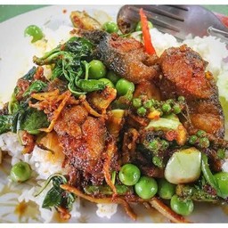 ผัดพริกแกงปลาดุกราดข้าว