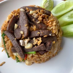 ข้าวผัดน้ำพริกเผาลิ้นทอดกระเทียมกรอบ