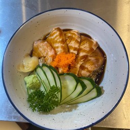 ข้าวหน้าแซลมอนเบริน์ ( rice with  salmon burn )