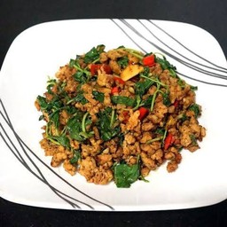 ผัดกะเพราพริกคั่วหมูสับ (กับข้าว)