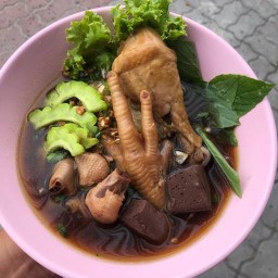 ร้านประจำกะเพราแซ่บ ส้มตำยำแซ่บ ปั้นหยีเพลส ตู้กดน้ำ