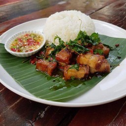 กระเพรา หมูกรอบราดข้าว