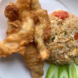 ข้าวผัดไก่ชุบแป้งกรอบ