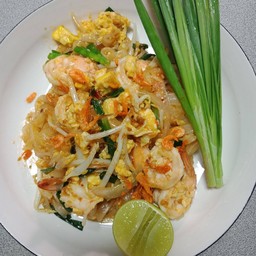 [อร่อยซ่ากับโค้ก] ผัดไทกุ้งสด  +  โค้ก ออริจินัล (กระป๋อง)