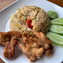 ข้าวผัดไก่ทอดน้ำปลา