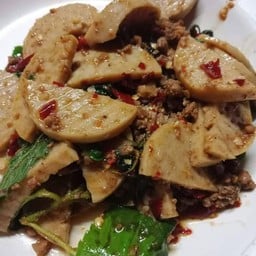 กระเพาหมูยอหมูสัพกับข้าว