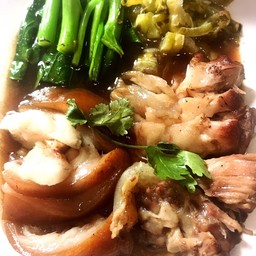 ขาหมูเป็นกับ