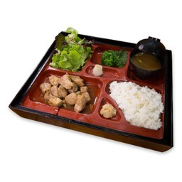 เบนโตะชุดหมู สเต็กหั่นเต๋า