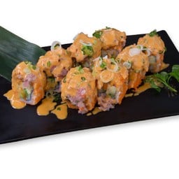 ข้าวห่อสาหร่ายปลาทูน่าสับราดซอสสไปซี่