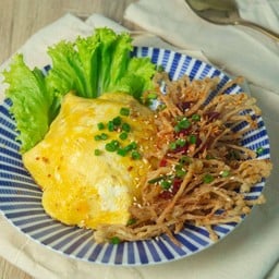 ผัดไทย กากหมู ไส้กรอกแดง ศรีวิชัย